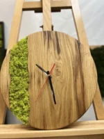 Uhr mit Holz und Moos