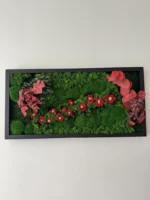 Mooswandbild mit roten Moosblumen & Eukalyptus