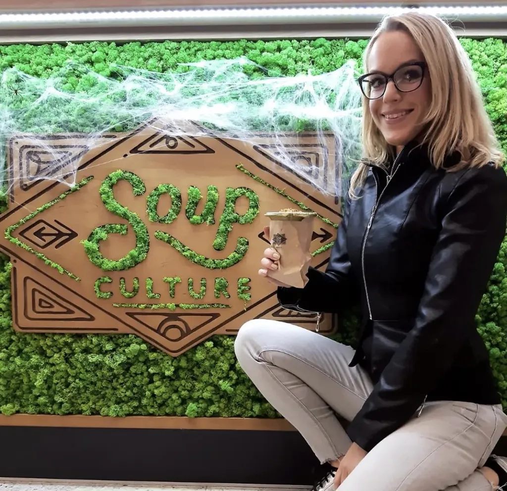 Mädchen vor dem Hintergrund eines kreativen Logos mit Moos und Baum