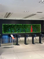 Moderne Büro-Lobby mit großem Mooslogo an der Wand