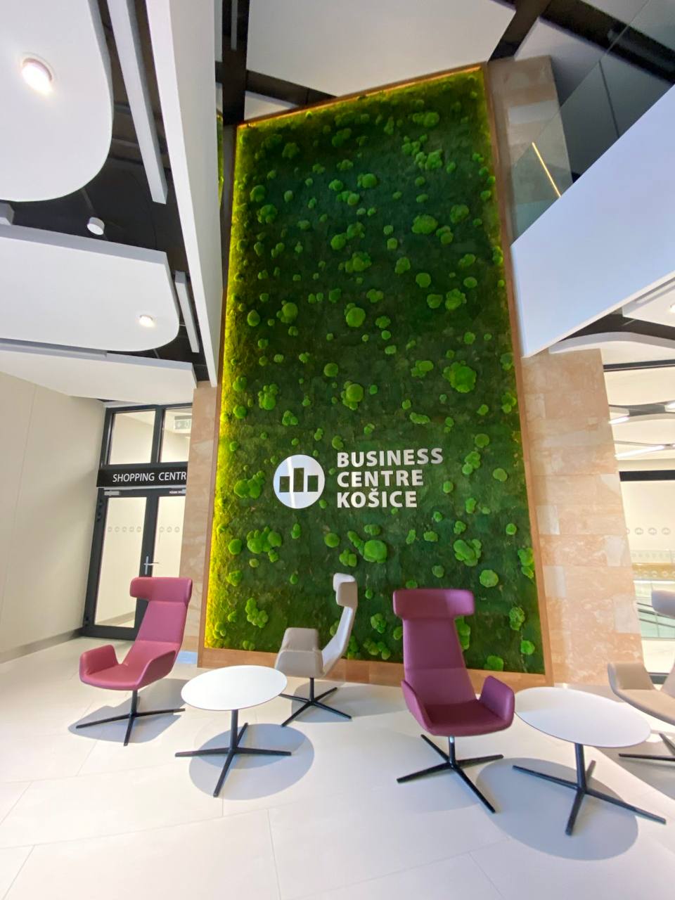 Mooswand im Business Center Košice als Blickfang im modernen Bürodesign