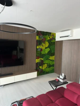 Modernes Wohnzimmer mit integrierter Mooswand in verschiedenen Farben