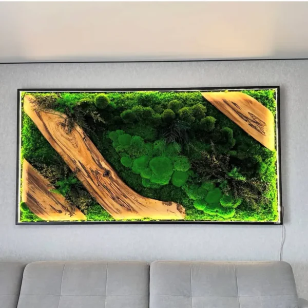 Moosbild mit Holz Akzenten und Pflanzen – Modernes LED Wandbild Rechteckiges Moosbild mit Holzelementen und LED-Beleuchtung an einer Wand über einem Sofa