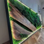 Moosbild mit Holz Akzenten und Pflanzen – Modernes LED Wandbild
