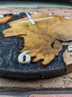 Design Wanduhr Eiche mit schwarzem Epoxidharz & Perlmutt