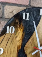 Design Wanduhr Eiche mit schwarzem Epoxidharz & Perlmutt