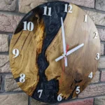 Design Wanduhr Eiche mit schwarzem Epoxidharz & Perlmutt