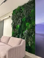 Wand mit Pflanzenpaneelen (Pflanzenwand) von Ekomoss