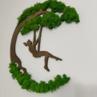 Mooskunst Silhouette: Mädchen auf Schaukel – Kunst mit Moos