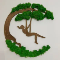 Mooskunst Silhouette: Mädchen auf Schaukel – Kunst mit Moos