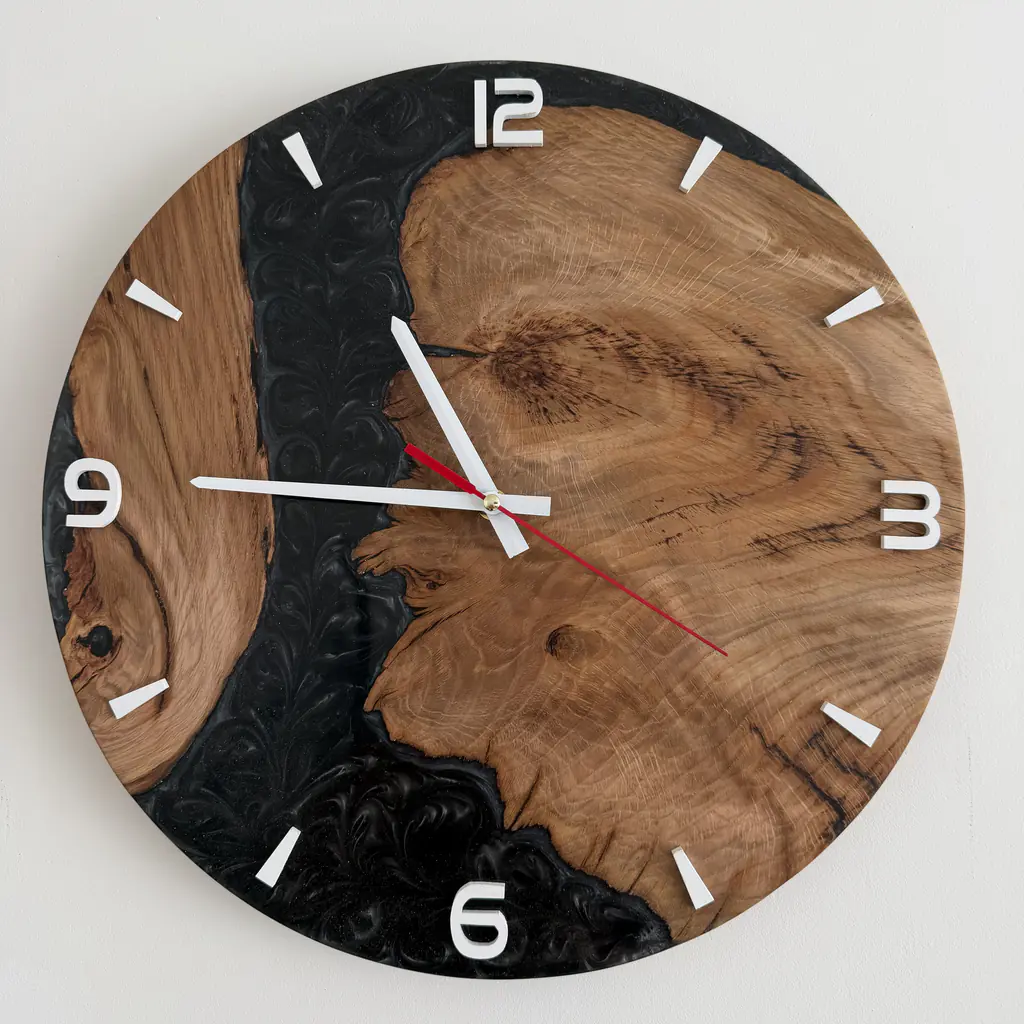 Wanduhr in Schwarz-Weiß aus Eiche und Epoxidharz